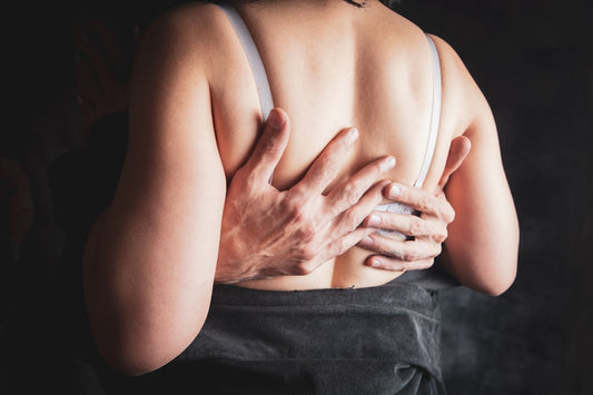 Grutier souffrant de cervicales après des heures de regard en hauteur en cabine
