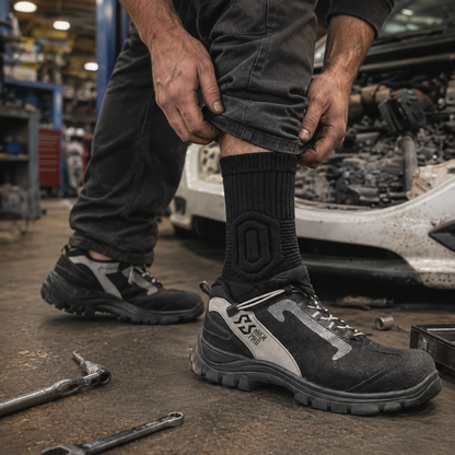 Chaussette et chaussure de securite dans un garage