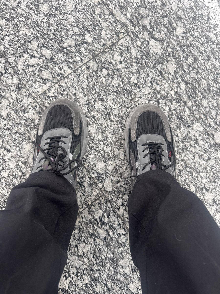 Chaussures de securite sur le beton en fin de poste